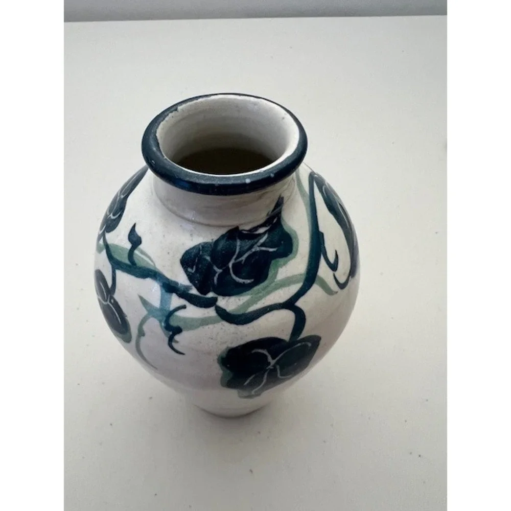 Vintage Cagle Road Pottery‎ Signed Ivy Leaf Vase Hand Painted Cream Green 1995